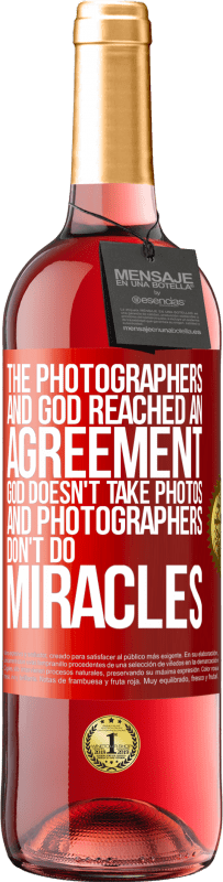 29,95 € Free Shipping | Rosé Wine ROSÉ Edition The photographers and God reached an agreement. God doesn't take photos and photographers don't do miracles Red Label. Customizable label Young wine Harvest 2025 Tempranillo