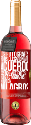 29,95 € Envío gratis | Vino Rosado Edición ROSÉ Los fotógrafos y Dios llegaron a un acuerdo. Dios no hace fotos y los fotógrafos no hacen milagros Etiqueta Roja. Etiqueta personalizable Vino joven Cosecha 2023 Tempranillo