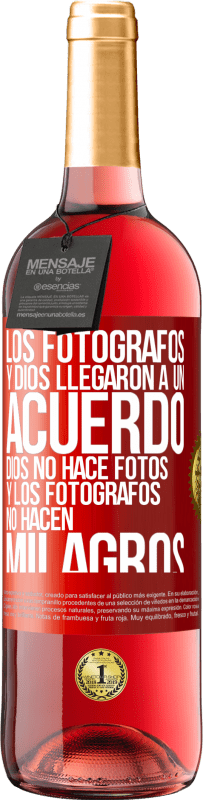 29,95 € Envío gratis | Vino Rosado Edición ROSÉ Los fotógrafos y Dios llegaron a un acuerdo. Dios no hace fotos y los fotógrafos no hacen milagros Etiqueta Roja. Etiqueta personalizable Vino joven Cosecha 2024 Tempranillo