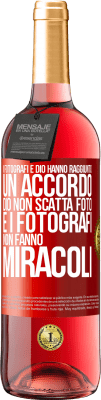 29,95 € Spedizione Gratuita | Vino rosato Edizione ROSÉ I fotografi e Dio hanno raggiunto un accordo. Dio non scatta foto e i fotografi non fanno miracoli Etichetta Rossa. Etichetta personalizzabile Vino giovane Raccogliere 2023 Tempranillo