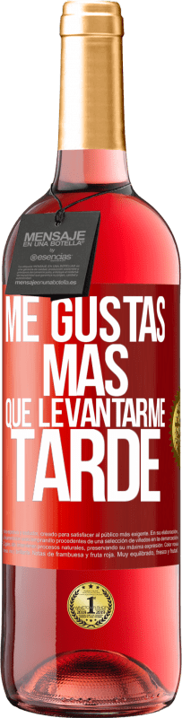 29,95 € Envío gratis | Vino Rosado Edición ROSÉ Me gustas más que levantarme tarde Etiqueta Roja. Etiqueta personalizable Vino joven Cosecha 2023 Tempranillo