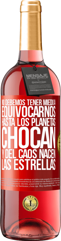 29,95 € Envío gratis | Vino Rosado Edición ROSÉ No debemos tener miedo a equivocarnos, hasta los planetas chocan y del caos nacen las estrellas Etiqueta Roja. Etiqueta personalizable Vino joven Cosecha 2024 Tempranillo