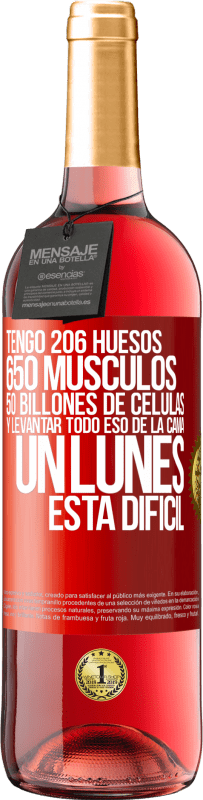 29,95 € Envío gratis | Vino Rosado Edición ROSÉ Tengo 206 huesos, 650 músculos, 50 billones de células y levantar todo eso de la cama un lunes está difícil Etiqueta Roja. Etiqueta personalizable Vino joven Cosecha 2024 Tempranillo