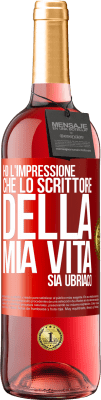 29,95 € Spedizione Gratuita | Vino rosato Edizione ROSÉ Ho l'impressione che lo scrittore della mia vita sia ubriaco Etichetta Rossa. Etichetta personalizzabile Vino giovane Raccogliere 2024 Tempranillo