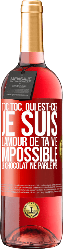 29,95 € Envoi gratuit | Vin rosé Édition ROSÉ Toc Toc. Qui est-ce? Je suis l'amour de ta vie. Impossible, le chocolat ne parle pas Étiquette Rouge. Étiquette personnalisable Vin jeune Récolte 2024 Tempranillo