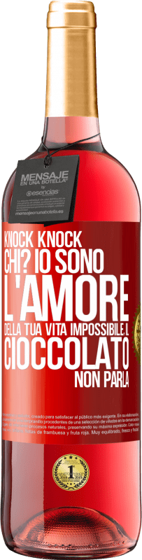 29,95 € Spedizione Gratuita | Vino rosato Edizione ROSÉ Knock Knock. Chi? Io sono l'amore della tua vita Impossibile, il cioccolato non parla Etichetta Rossa. Etichetta personalizzabile Vino giovane Raccogliere 2023 Tempranillo