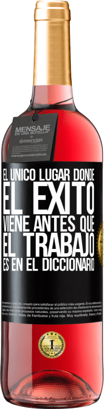 29,95 € Envío gratis | Vino Rosado Edición ROSÉ El único lugar donde el éxito viene antes que el trabajo es en el diccionario Etiqueta Negra. Etiqueta personalizable Vino joven Cosecha 2024 Tempranillo