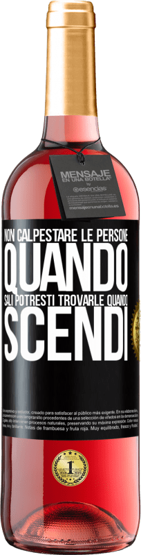 29,95 € Spedizione Gratuita | Vino rosato Edizione ROSÉ Non calpestare le persone quando sali, potresti trovarle quando scendi Etichetta Nera. Etichetta personalizzabile Vino giovane Raccogliere 2024 Tempranillo