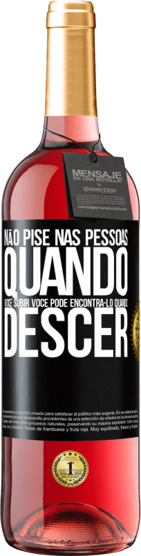 29,95 € Envio grátis | Vinho rosé Edição ROSÉ Não pise nas pessoas quando você subir, você pode encontrá-lo quando descer Etiqueta Preta. Etiqueta personalizável Vinho jovem Colheita 2024 Tempranillo