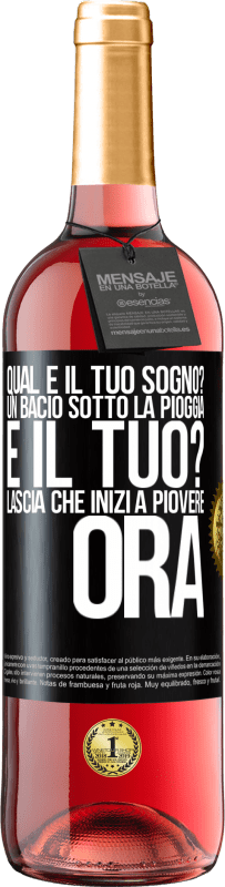 29,95 € Spedizione Gratuita | Vino rosato Edizione ROSÉ qual è il tuo sogno? Un bacio sotto la pioggia E il tuo? Lascia che inizi a piovere ora Etichetta Nera. Etichetta personalizzabile Vino giovane Raccogliere 2024 Tempranillo