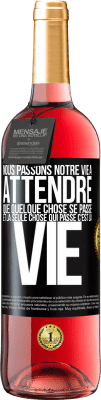 29,95 € Envoi gratuit | Vin rosé Édition ROSÉ Nous passons notre vie à attendre que quelque chose se passe et la seule chose qui passe c'est la vie Étiquette Noire. Étiquette personnalisable Vin jeune Récolte 2023 Tempranillo