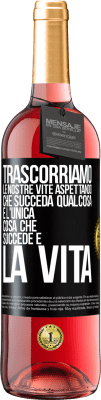 29,95 € Spedizione Gratuita | Vino rosato Edizione ROSÉ Trascorriamo le nostre vite aspettando che succeda qualcosa e l'unica cosa che succede è la vita Etichetta Nera. Etichetta personalizzabile Vino giovane Raccogliere 2025 Tempranillo