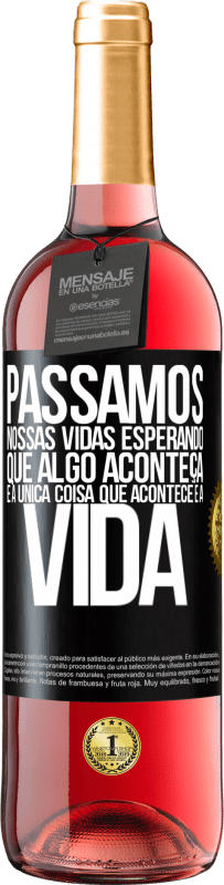 29,95 € Envio grátis | Vinho rosé Edição ROSÉ Passamos nossas vidas esperando que algo aconteça, e a única coisa que acontece é a vida Etiqueta Preta. Etiqueta personalizável Vinho jovem Colheita 2024 Tempranillo