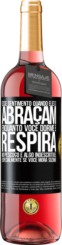 29,95 € Envio grátis | Vinho rosé Edição ROSÉ Esse sentimento quando eles o abraçam enquanto você dorme e respira no pescoço, é algo indescritível. Especialmente se você Etiqueta Preta. Etiqueta personalizável Vinho jovem Colheita 2024 Tempranillo