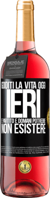 29,95 € Spedizione Gratuita | Vino rosato Edizione ROSÉ Goditi la vita oggi ieri è partito e domani potrebbe non esistere Etichetta Nera. Etichetta personalizzabile Vino giovane Raccogliere 2023 Tempranillo