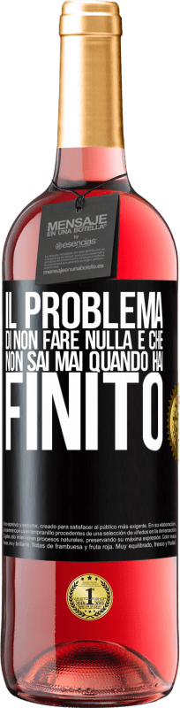 29,95 € Spedizione Gratuita | Vino rosato Edizione ROSÉ Il problema di non fare nulla è che non sai mai quando hai finito Etichetta Nera. Etichetta personalizzabile Vino giovane Raccogliere 2024 Tempranillo