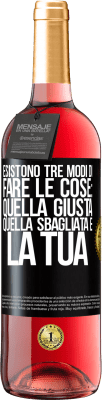 29,95 € Spedizione Gratuita | Vino rosato Edizione ROSÉ Esistono tre modi di fare le cose: quella giusta, quella sbagliata e la tua Etichetta Nera. Etichetta personalizzabile Vino giovane Raccogliere 2023 Tempranillo