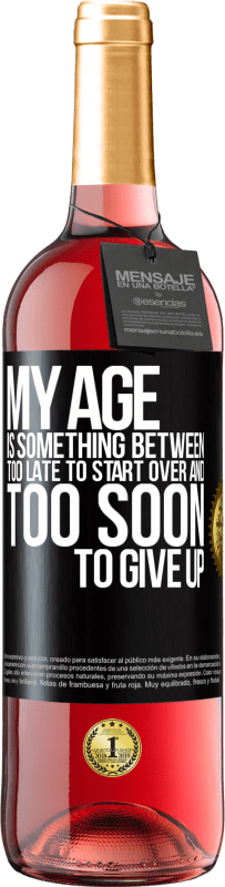 29,95 € Бесплатная доставка | Розовое вино Издание ROSÉ Мой возраст - что-то среднее между ... Слишком поздно начинать все сначала и ... слишком рано сдаваться Черная метка. Настраиваемая этикетка Молодое вино Урожай 2023 Tempranillo