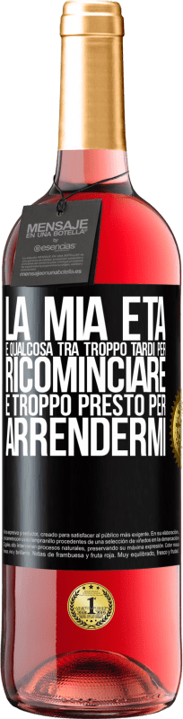 29,95 € Spedizione Gratuita | Vino rosato Edizione ROSÉ La mia età è qualcosa tra ... Troppo tardi per ricominciare e ... troppo presto per arrendermi Etichetta Nera. Etichetta personalizzabile Vino giovane Raccogliere 2025 Tempranillo