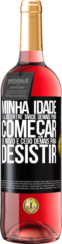 29,95 € Envio grátis | Vinho rosé Edição ROSÉ Minha idade é algo entre ... Tarde demais para começar de novo e ... cedo demais para desistir Etiqueta Preta. Etiqueta personalizável Vinho jovem Colheita 2024 Tempranillo