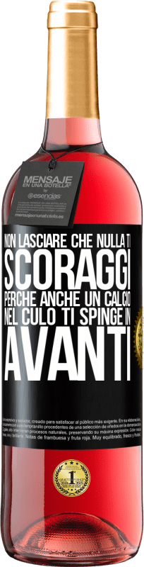 29,95 € Spedizione Gratuita | Vino rosato Edizione ROSÉ Non lasciare che nulla ti scoraggi, perché anche un calcio nel culo ti spinge in avanti Etichetta Nera. Etichetta personalizzabile Vino giovane Raccogliere 2025 Tempranillo