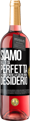 29,95 € Spedizione Gratuita | Vino rosato Edizione ROSÉ Siamo nell'età perfetta per mantenere la colpa, non il desiderio Etichetta Nera. Etichetta personalizzabile Vino giovane Raccogliere 2025 Tempranillo