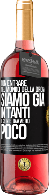 29,95 € Spedizione Gratuita | Vino rosato Edizione ROSÉ Non entrare nel mondo della droga ... Siamo già in tanti e ce n'è davvero poco Etichetta Nera. Etichetta personalizzabile Vino giovane Raccogliere 2024 Tempranillo