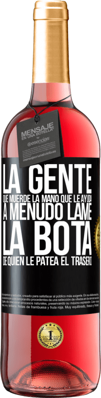 29,95 € Envío gratis | Vino Rosado Edición ROSÉ La gente que muerde la mano que le ayuda, a menudo lame la bota de quien le patea el trasero Etiqueta Negra. Etiqueta personalizable Vino joven Cosecha 2024 Tempranillo