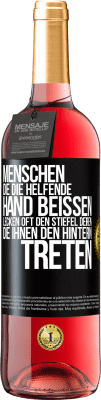 29,95 € Kostenloser Versand | Roséwein ROSÉ Ausgabe Menschen, die die helfende Hand beißen, lecken oft den Stiefel deren, die ihnen den Hintern treten Schwarzes Etikett. Anpassbares Etikett Junger Wein Ernte 2024 Tempranillo