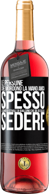 29,95 € Spedizione Gratuita | Vino rosato Edizione ROSÉ Le persone che mordono la mano amica, spesso leccano lo stivale di qualcuno che dà dei calci al sedere Etichetta Nera. Etichetta personalizzabile Vino giovane Raccogliere 2023 Tempranillo