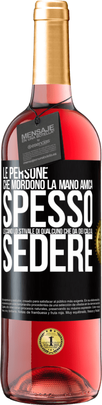 29,95 € Spedizione Gratuita | Vino rosato Edizione ROSÉ Le persone che mordono la mano amica, spesso leccano lo stivale di qualcuno che dà dei calci al sedere Etichetta Nera. Etichetta personalizzabile Vino giovane Raccogliere 2024 Tempranillo