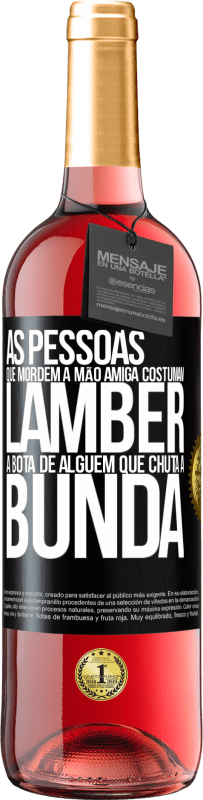 29,95 € Envio grátis | Vinho rosé Edição ROSÉ As pessoas que mordem a mão amiga costumam lamber a bota de alguém que chuta a bunda Etiqueta Preta. Etiqueta personalizável Vinho jovem Colheita 2024 Tempranillo