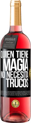 29,95 € Envío gratis | Vino Rosado Edición ROSÉ Quien tiene magia no necesita trucos Etiqueta Negra. Etiqueta personalizable Vino joven Cosecha 2023 Tempranillo