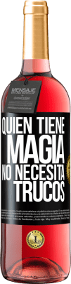 29,95 € Envío gratis | Vino Rosado Edición ROSÉ Quien tiene magia no necesita trucos Etiqueta Negra. Etiqueta personalizable Vino joven Cosecha 2024 Tempranillo