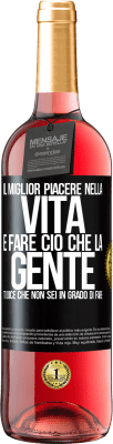 29,95 € Spedizione Gratuita | Vino rosato Edizione ROSÉ Il miglior piacere nella vita è fare ciò che la gente ti dice che non sei in grado di fare Etichetta Nera. Etichetta personalizzabile Vino giovane Raccogliere 2023 Tempranillo