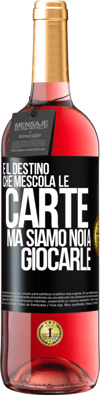 29,95 € Spedizione Gratuita | Vino rosato Edizione ROSÉ È il destino che mescola le carte, ma siamo noi a giocarle Etichetta Nera. Etichetta personalizzabile Vino giovane Raccogliere 2024 Tempranillo