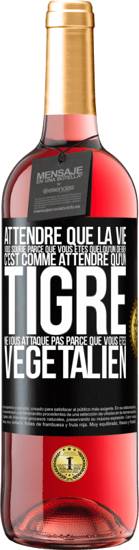 29,95 € Envoi gratuit | Vin rosé Édition ROSÉ Attendre que la vie vous sourie parce que vous êtes quelqu'un de bien c'est comme attendre qu'un tigre ne vous attaque pas parce Étiquette Noire. Étiquette personnalisable Vin jeune Récolte 2024 Tempranillo