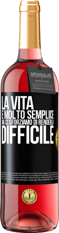 29,95 € Spedizione Gratuita | Vino rosato Edizione ROSÉ La vita è molto semplice, ma ci sforziamo di renderla difficile Etichetta Nera. Etichetta personalizzabile Vino giovane Raccogliere 2024 Tempranillo