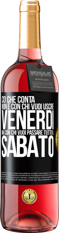 29,95 € Spedizione Gratuita | Vino rosato Edizione ROSÉ Ciò che conta non è con chi vuoi uscire venerdì, ma con chi vuoi passare tutto il sabato Etichetta Nera. Etichetta personalizzabile Vino giovane Raccogliere 2024 Tempranillo