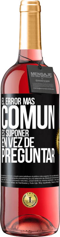 29,95 € Envío gratis | Vino Rosado Edición ROSÉ El error más común es suponer en vez de preguntar Etiqueta Negra. Etiqueta personalizable Vino joven Cosecha 2024 Tempranillo