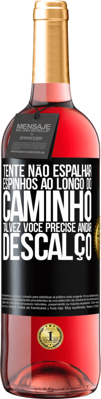 29,95 € Envio grátis | Vinho rosé Edição ROSÉ Tente não espalhar espinhos ao longo do caminho, talvez você precise andar descalço Etiqueta Preta. Etiqueta personalizável Vinho jovem Colheita 2024 Tempranillo