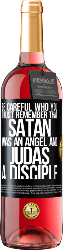 29,95 € Free Shipping | Rosé Wine ROSÉ Edition Be careful who you trust. Remember that Satan was an angel and Judas a disciple Black Label. Customizable label Young wine Harvest 2024 Tempranillo