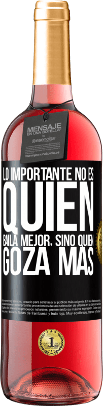 29,95 € Envío gratis | Vino Rosado Edición ROSÉ Lo importante no es quién baila mejor, sino quién goza más Etiqueta Negra. Etiqueta personalizable Vino joven Cosecha 2024 Tempranillo