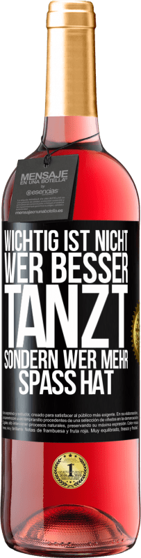 29,95 € Kostenloser Versand | Roséwein ROSÉ Ausgabe Wichtig ist nicht, wer besser tanzt, sondern wer mehr Spaß hat Schwarzes Etikett. Anpassbares Etikett Junger Wein Ernte 2024 Tempranillo