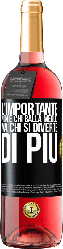 29,95 € Spedizione Gratuita | Vino rosato Edizione ROSÉ L'importante non è chi balla meglio, ma chi si diverte di più Etichetta Nera. Etichetta personalizzabile Vino giovane Raccogliere 2024 Tempranillo