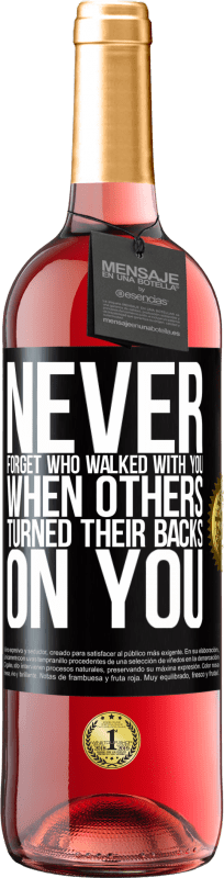 29,95 € Free Shipping | Rosé Wine ROSÉ Edition Never forget who walked with you when others turned their backs on you Black Label. Customizable label Young wine Harvest 2023 Tempranillo