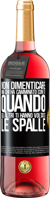 29,95 € Spedizione Gratuita | Vino rosato Edizione ROSÉ Non dimenticare mai chi ha camminato con te quando gli altri ti hanno voltato le spalle Etichetta Nera. Etichetta personalizzabile Vino giovane Raccogliere 2024 Tempranillo