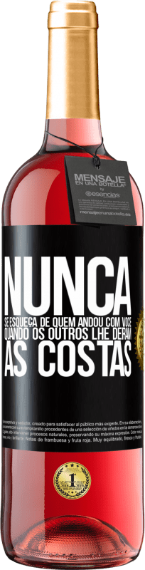 29,95 € Envio grátis | Vinho rosé Edição ROSÉ Nunca se esqueça de quem andou com você quando os outros lhe deram as costas Etiqueta Preta. Etiqueta personalizável Vinho jovem Colheita 2024 Tempranillo