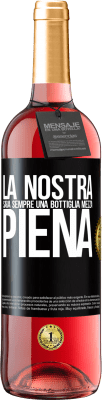 29,95 € Spedizione Gratuita | Vino rosato Edizione ROSÉ La nostra sarà sempre una bottiglia mezza piena Etichetta Nera. Etichetta personalizzabile Vino giovane Raccogliere 2023 Tempranillo