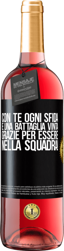 29,95 € Spedizione Gratuita | Vino rosato Edizione ROSÉ Con te ogni sfida è una battaglia vinta. Grazie per essere nella squadra! Etichetta Nera. Etichetta personalizzabile Vino giovane Raccogliere 2024 Tempranillo